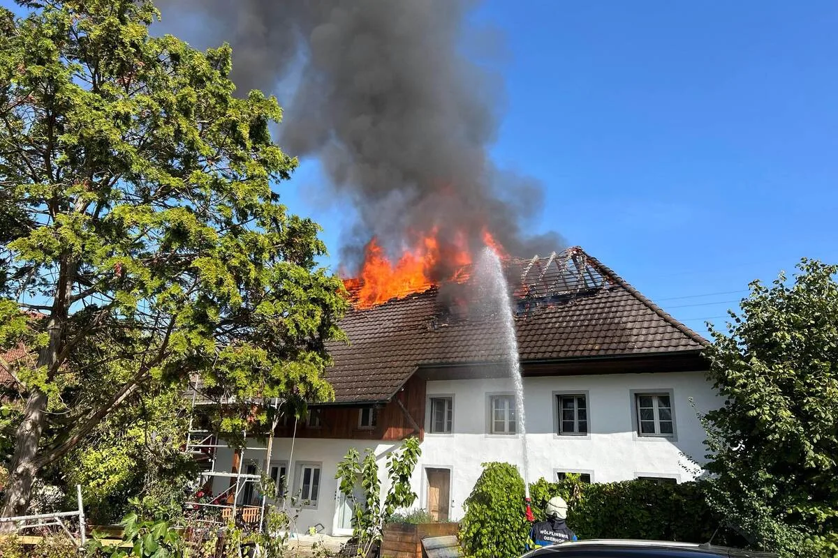 Wölflinswil AG - Feuer verwüstet ein Mehrfamilienhaus 