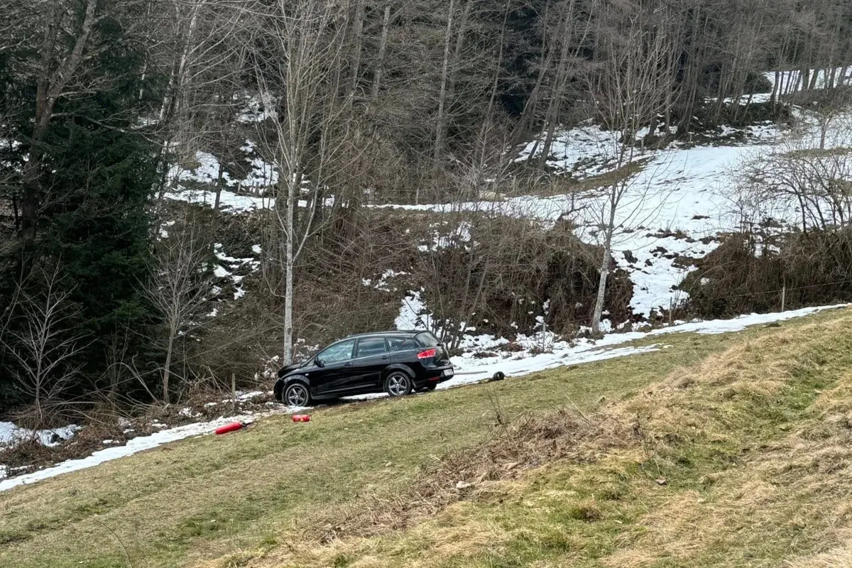 Unfall bei Eibiswald – Pkw stürzt Hang hinab