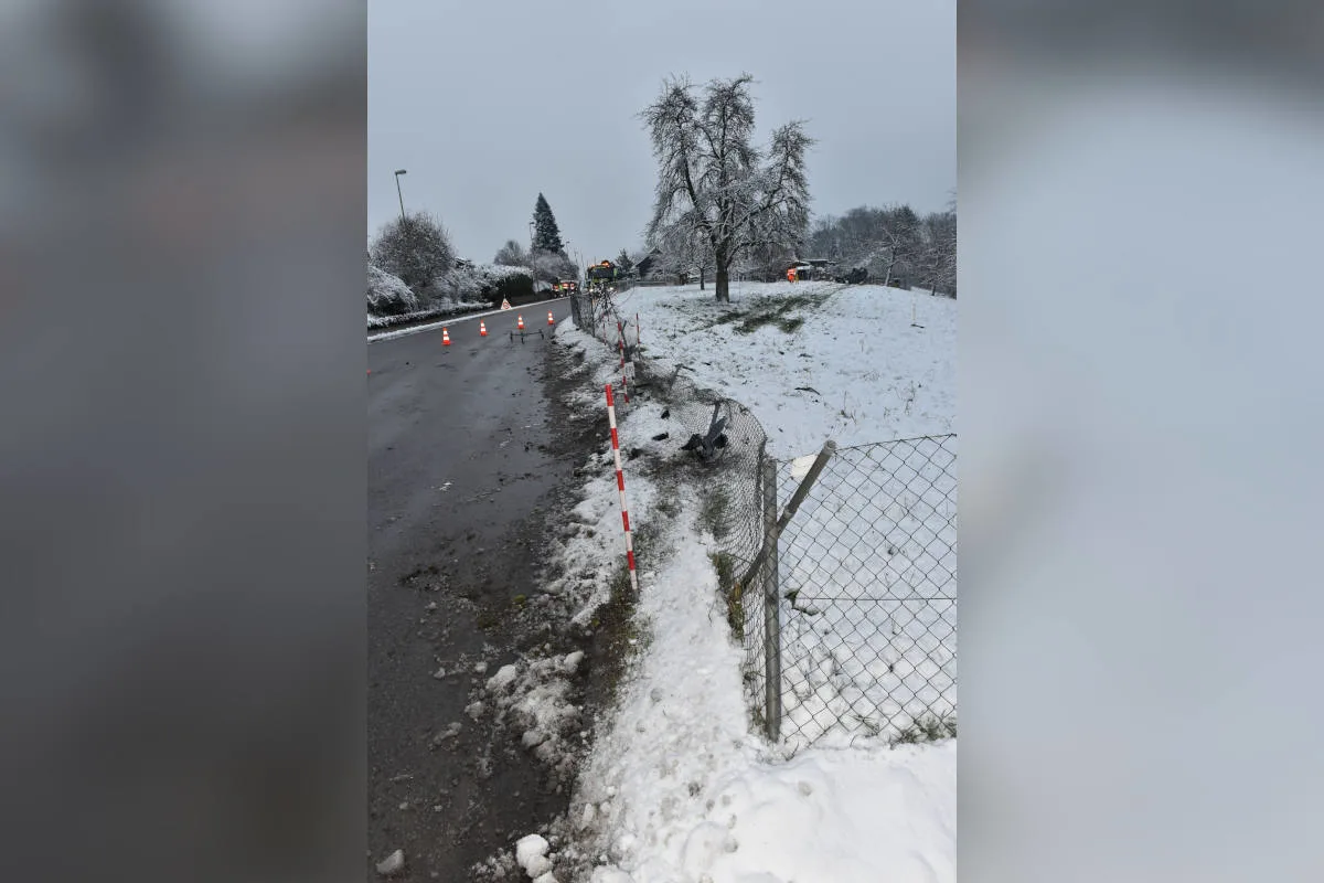 Hombrechtikon ZH – Auto schleuderte rund 70 Meter weit von der Strasse