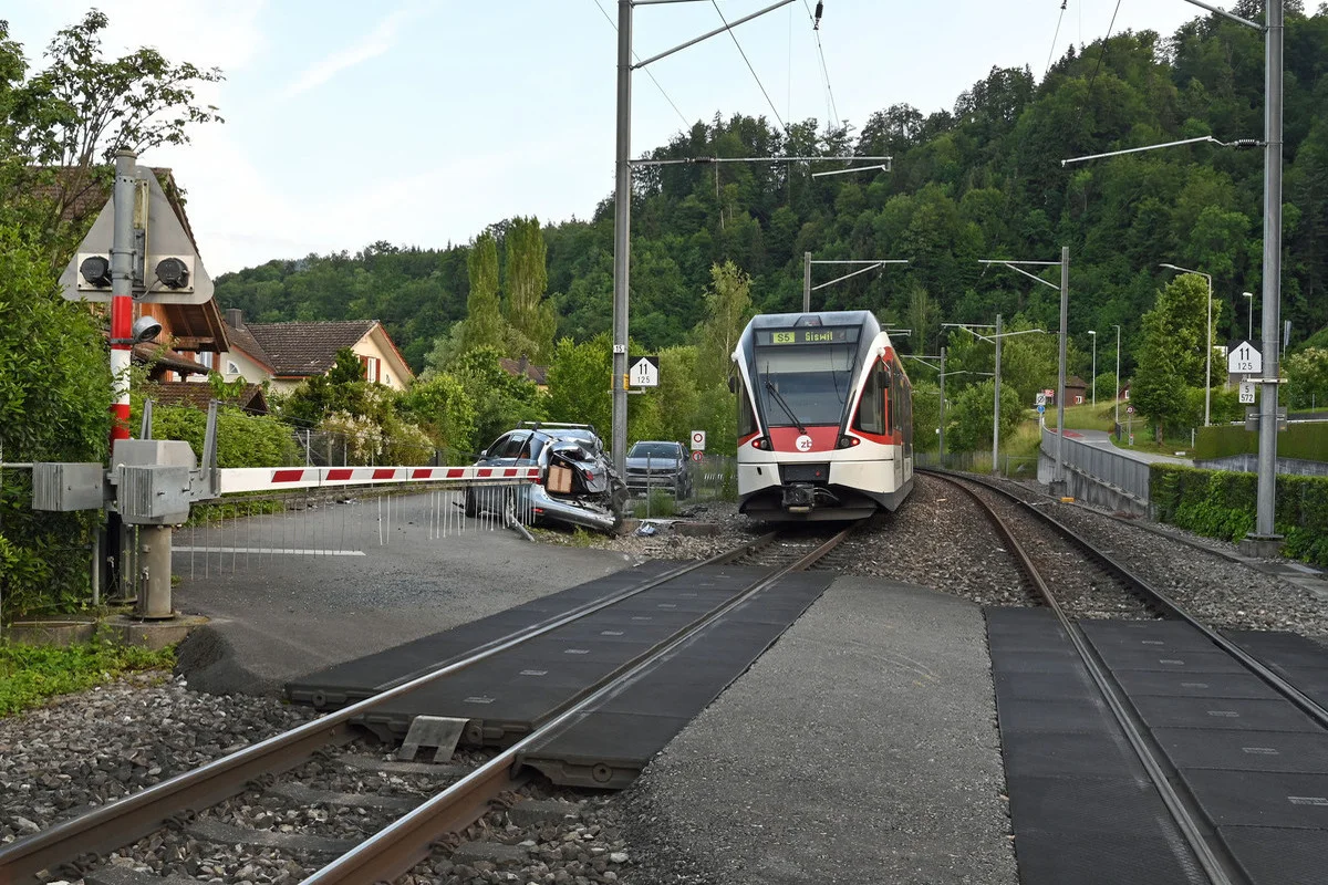 Horw LU - Auto von Zug gerammt 