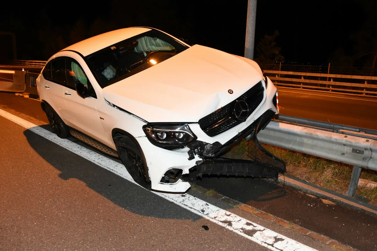Walenstadt SG - Auto fährt auf Leitplanke