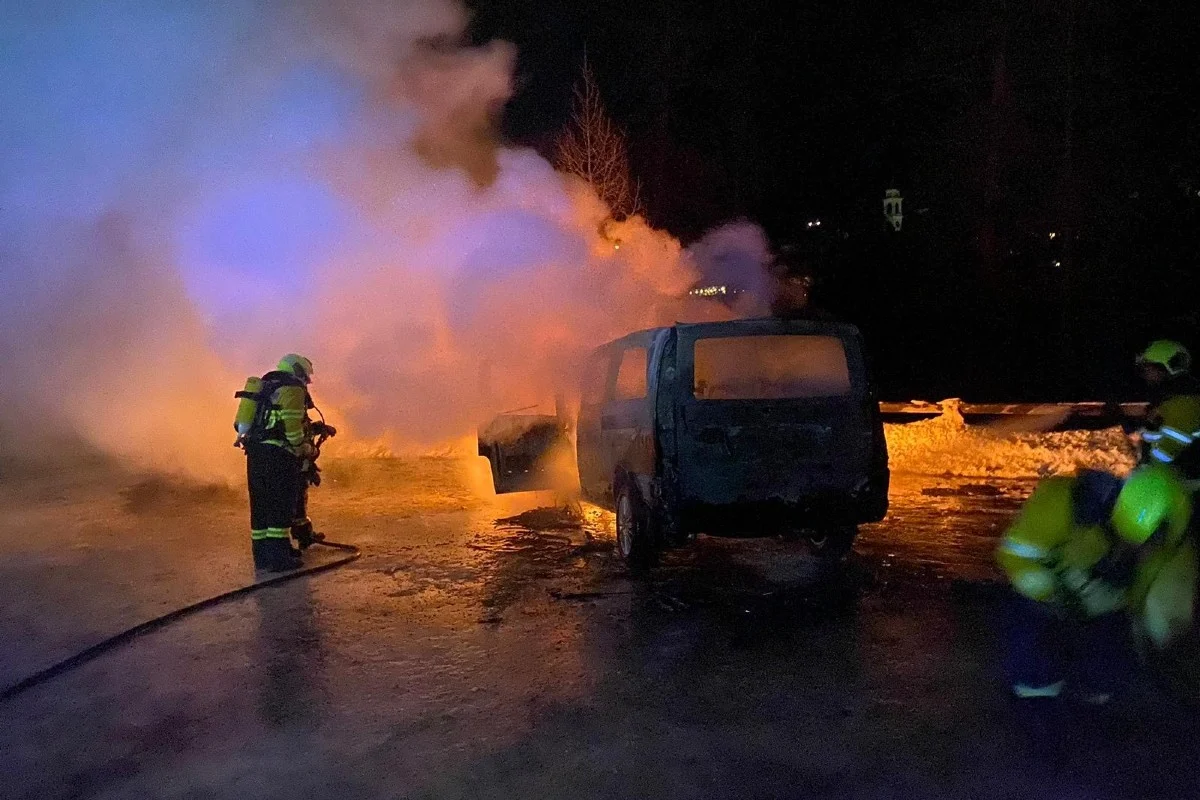 Pontresina GR - Fahrzeug brennt auf der Berninastrasse H29 komplett aus