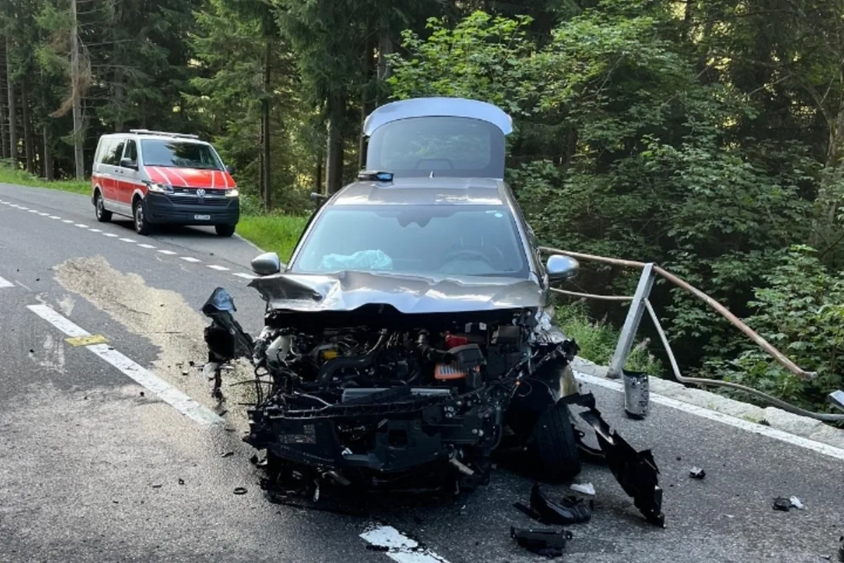 Wassen UR - Auto dreht sich bei Unfall um 180 Grad