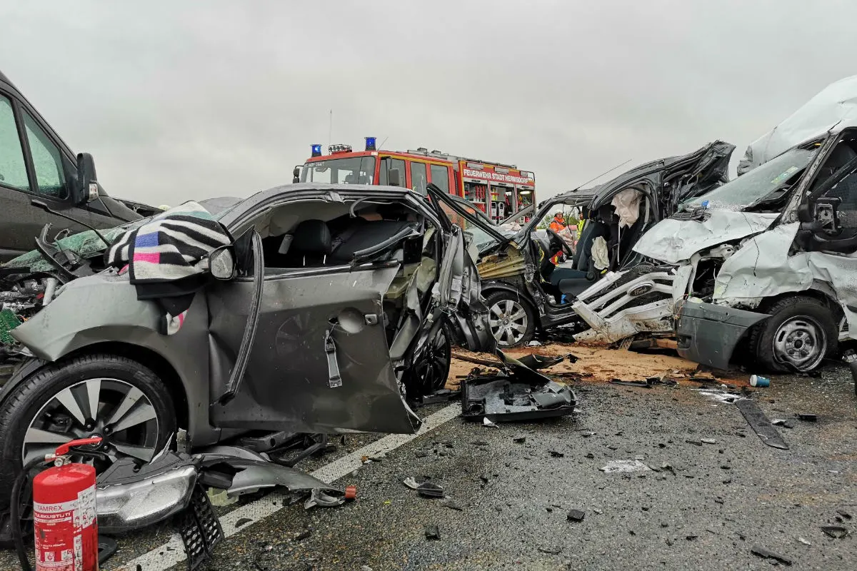 Massencrash auf der A 4 - eine Frau kommt ums Leben, 17 Verletzte