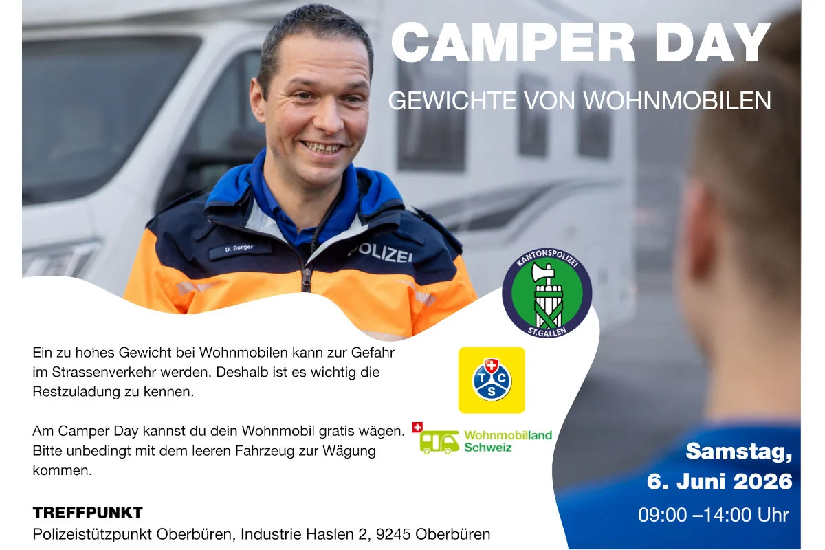 Ein lächelnder Polizist der Kantonspolizei St.Gallen steht vor einem Wohnmobil. Im Hintergrund sind Logos von TCS und Wohnmobilland Schweiz zu sehen.