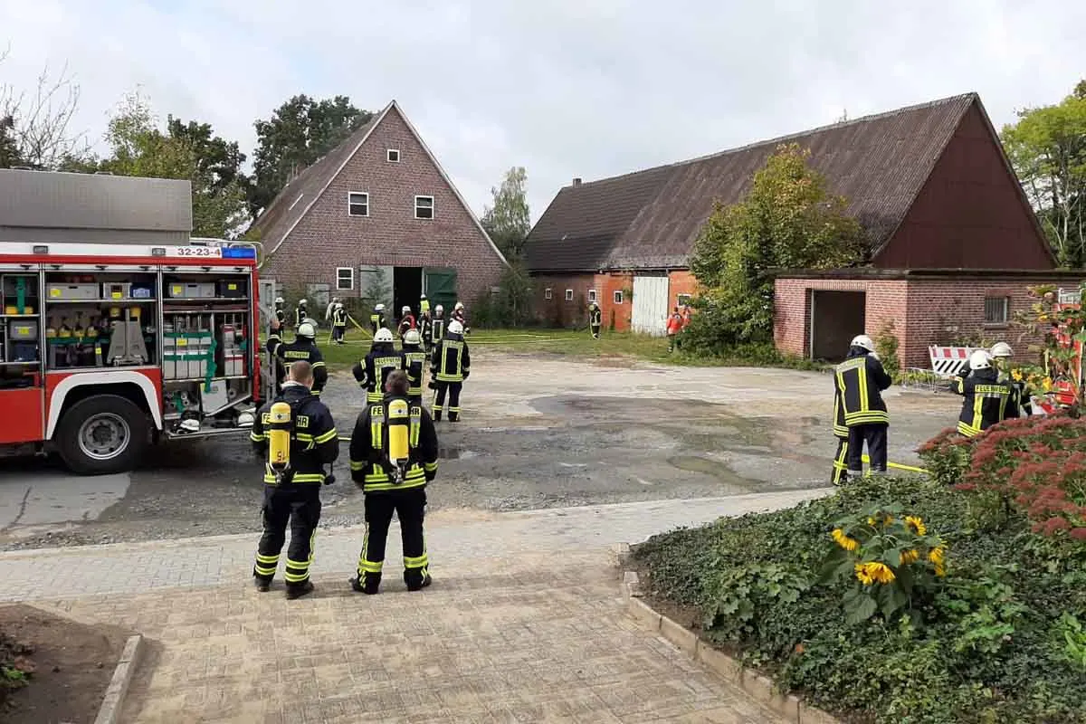Grosser Feuerwehreinsatz in Fredenbeck - Kinder entzünden Feuer in landwirtschaftlichen Gebäude