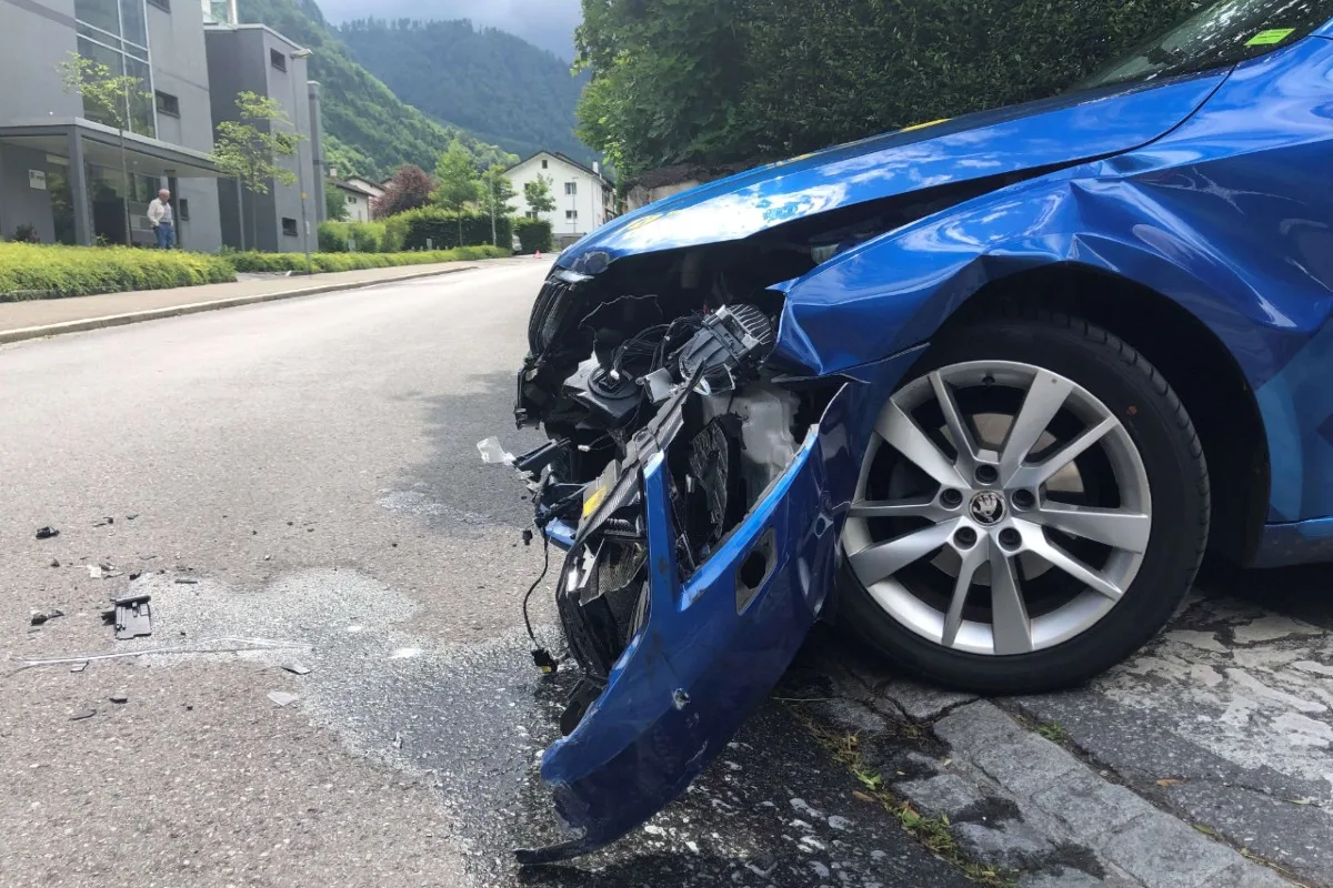 Glarus - Autolenkerin übersieht Linienbus und verursacht Unfall