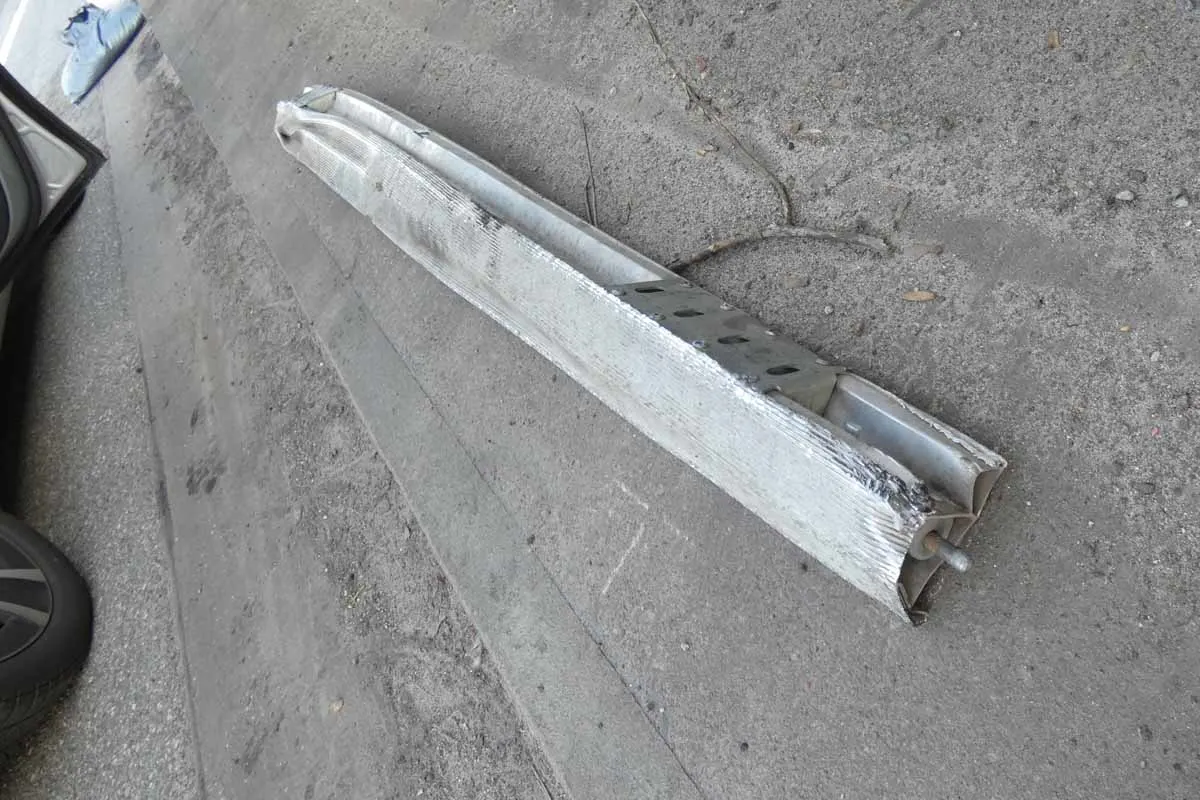 Oldenburg - Fahrzeug verliert Metallteil auf der Autobahn!