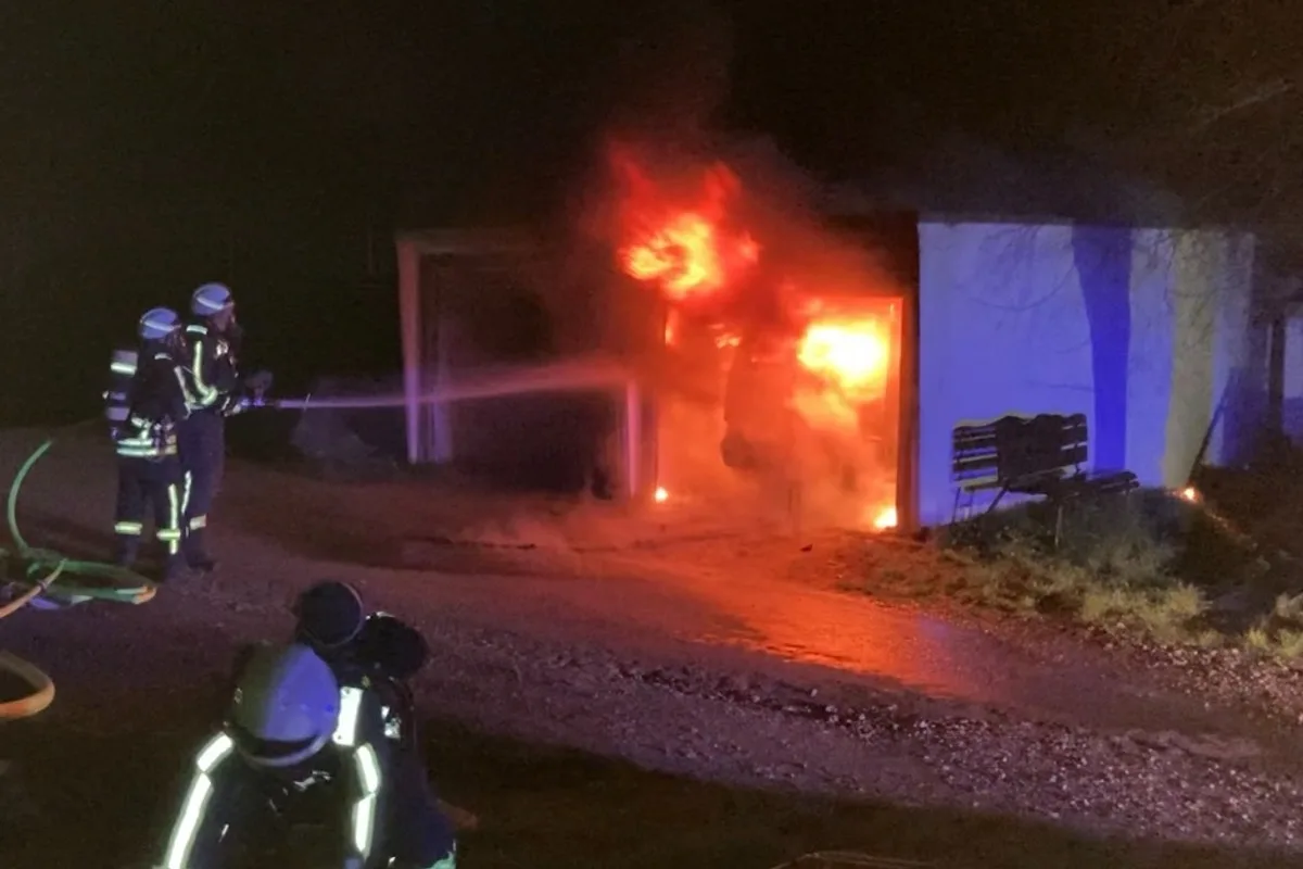 Hattingen - Flammen dringen aus Garage