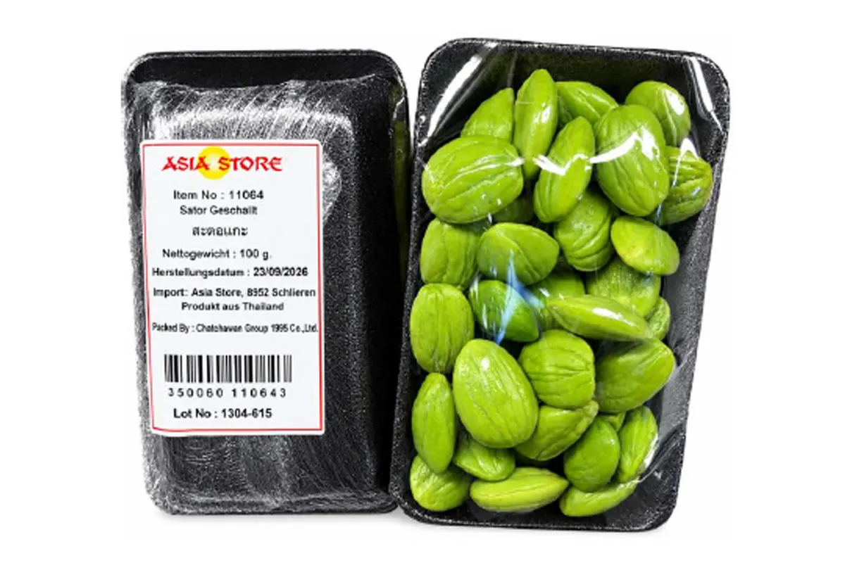 Zwei Packungen mit grünen Hülsenfrüchten, eines mit Beschriftung des Asia Store, importiert aus Thailand.