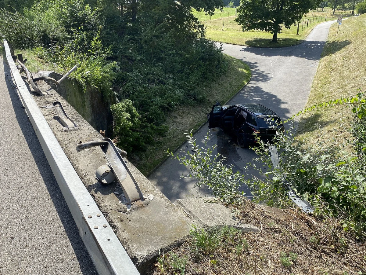 Selbstunfall in Münchenstein BL - SUV überschlägt sich und erleidet Totalschaden