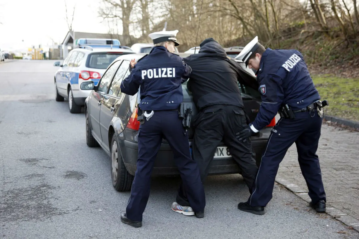 Willich - Spezialeinheiten befreien junge Frau aus einem VW