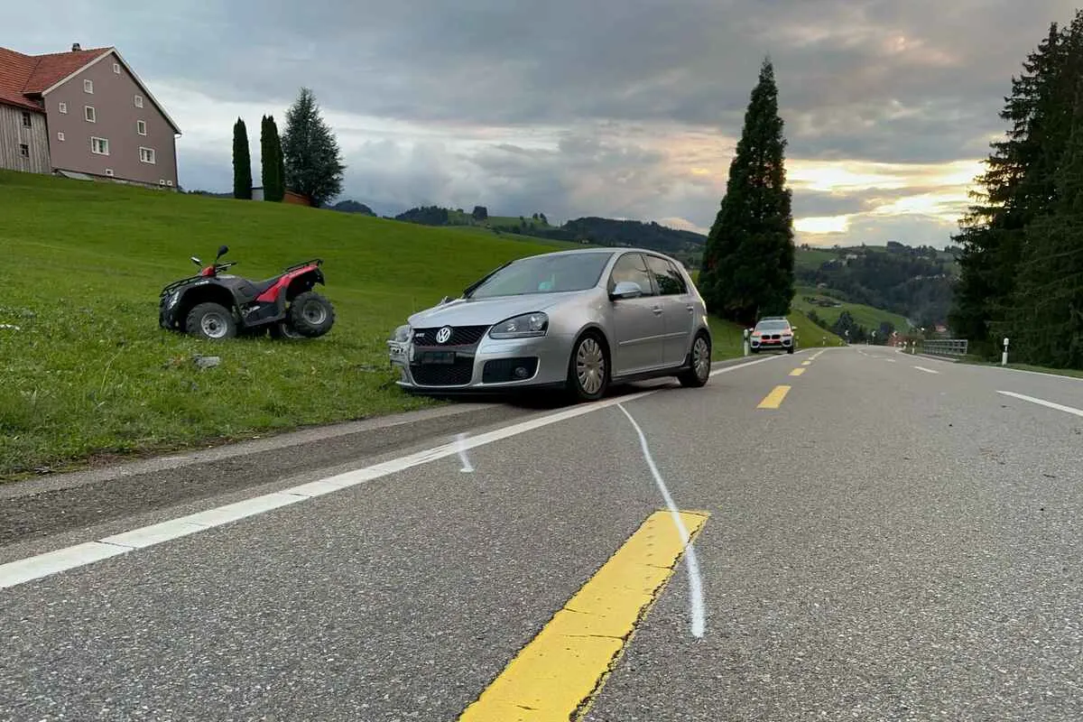 Wald AR - Unfall fordert drei Verletzte und Totalschaden 