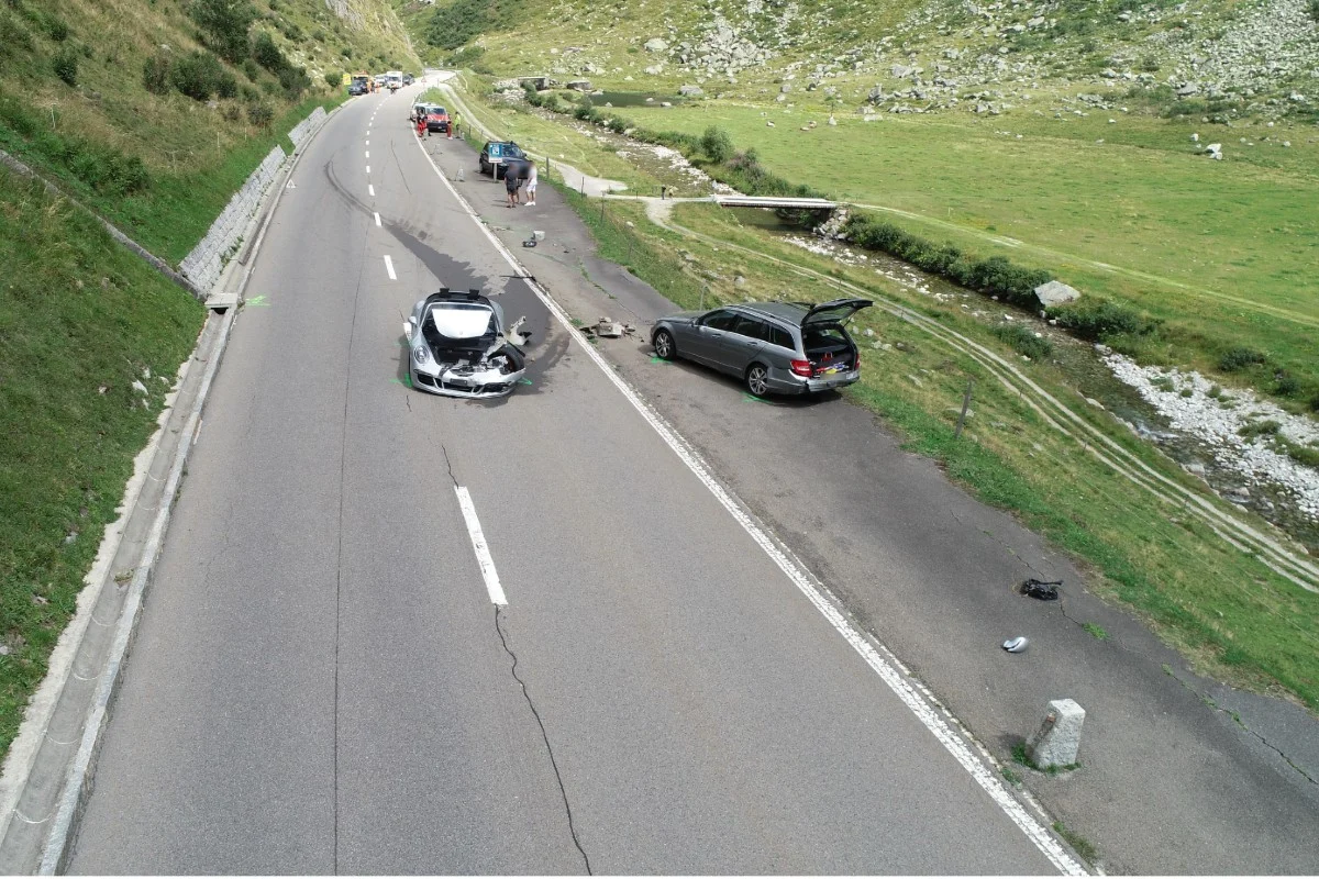 Spektakulärer Unfall in Hospental UR - Porsche Supersportwagen setzt zum Überholen an - Unfall mit vier Fahrzeugen ist die Folge - knapp 4 Millionen Schweizer Franken Schaden