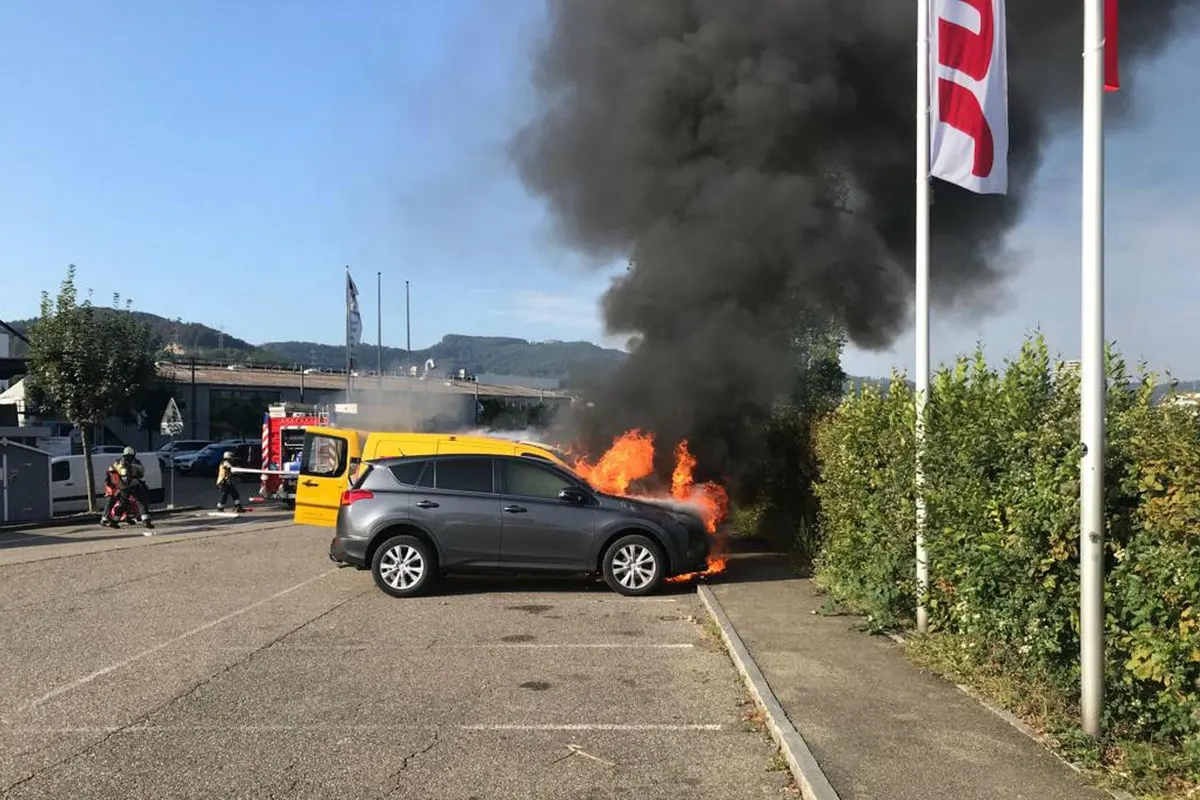 Pratteln BL - Zwei Fahrzeuge bei Brand zerstört