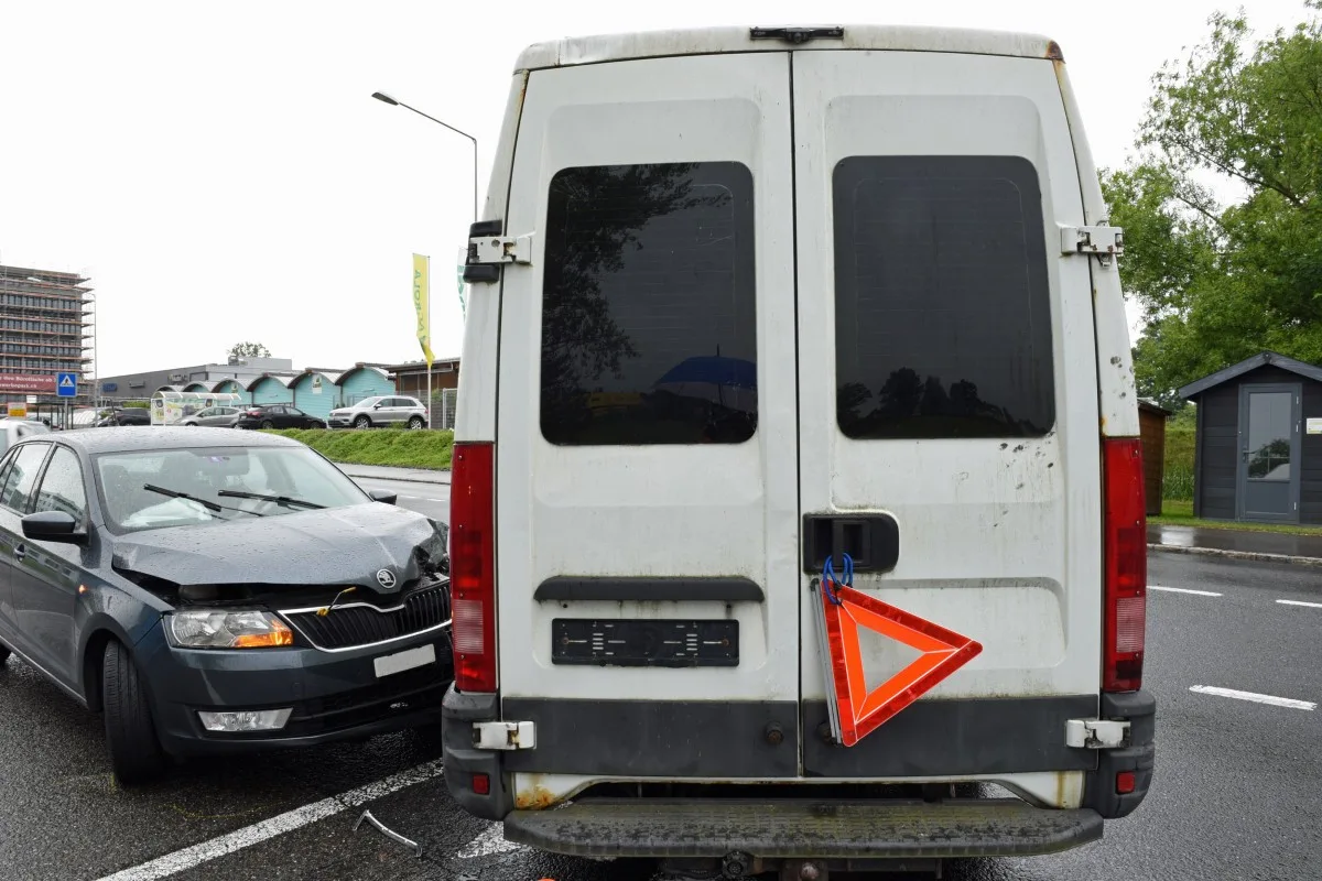Rothenburg LU - Auto prallt in abgeschleppten Lieferwagen