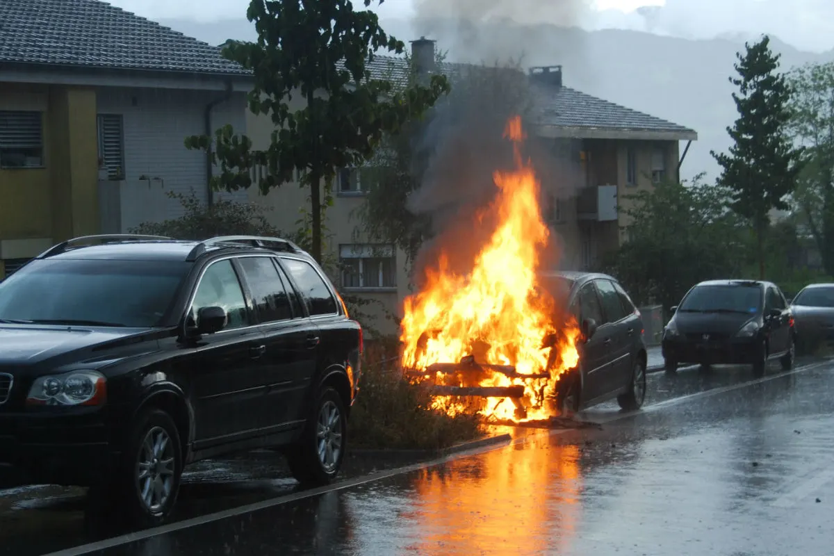 Luzern LU - Auto geht in Flammen auf