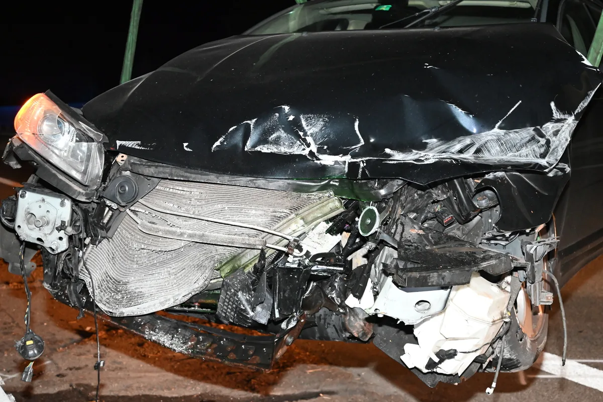 Rheineck SG/A1 - Frontal mit Mittelleitplanke kollidiert