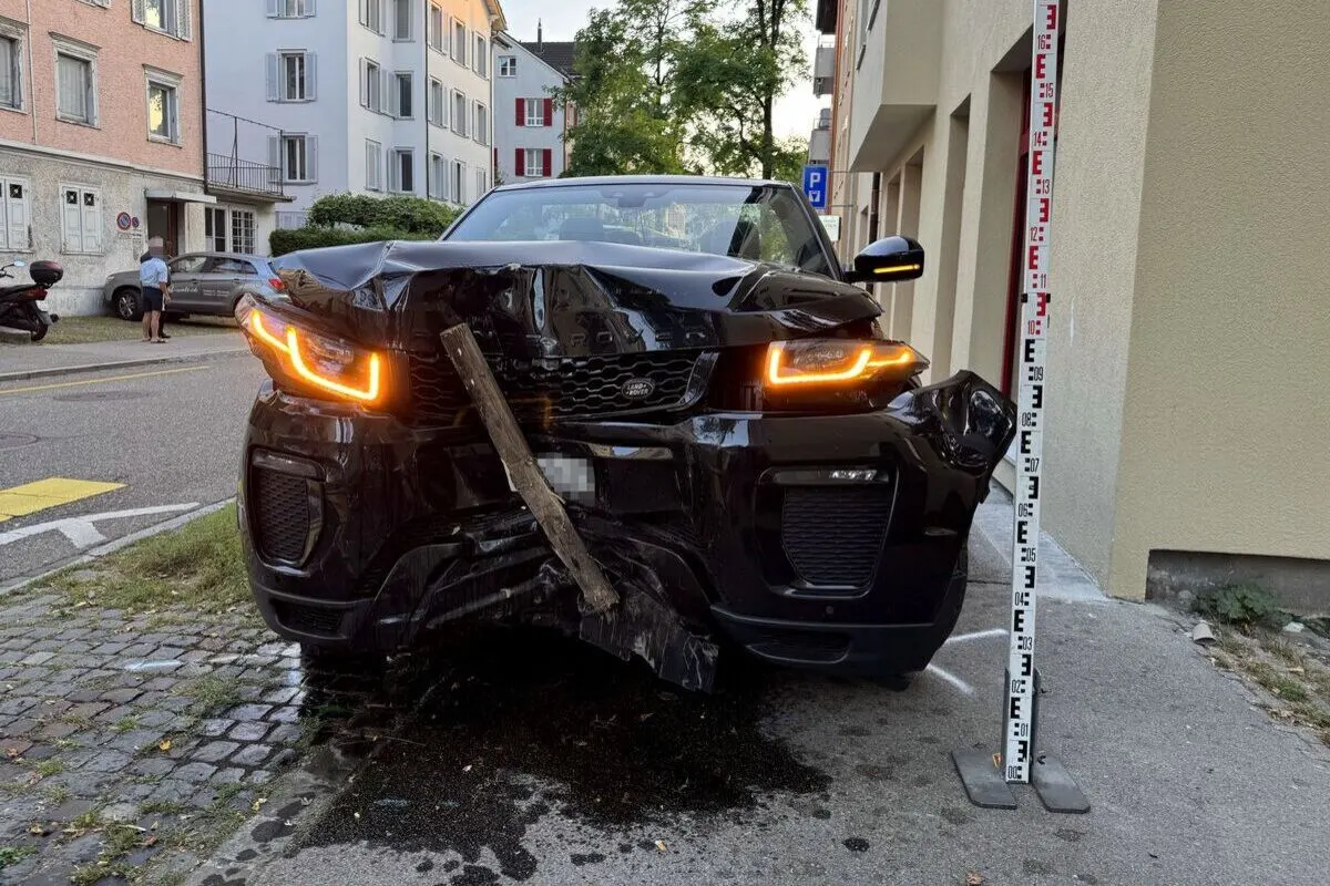 St.Gallen - Fahrunfähig Unfall verursacht - Verunfallter muss reanimiert werden 
