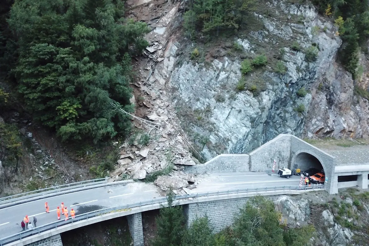 Sperrung bei Mumpé Medel – Felssturz auf dem Lukmanierpass