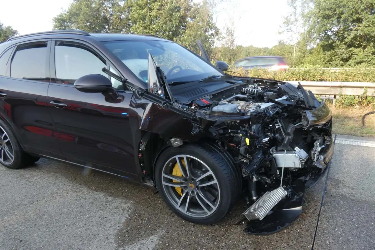 Oldenburg - Verkehrsunfall mit schwerverletztem Pkw-Fahrer