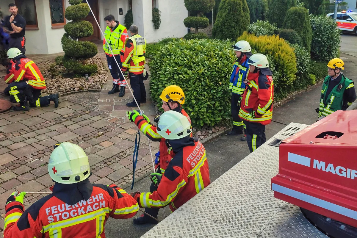 Stockach – Person aus acht Meter tiefem Abwasserschacht gerettet