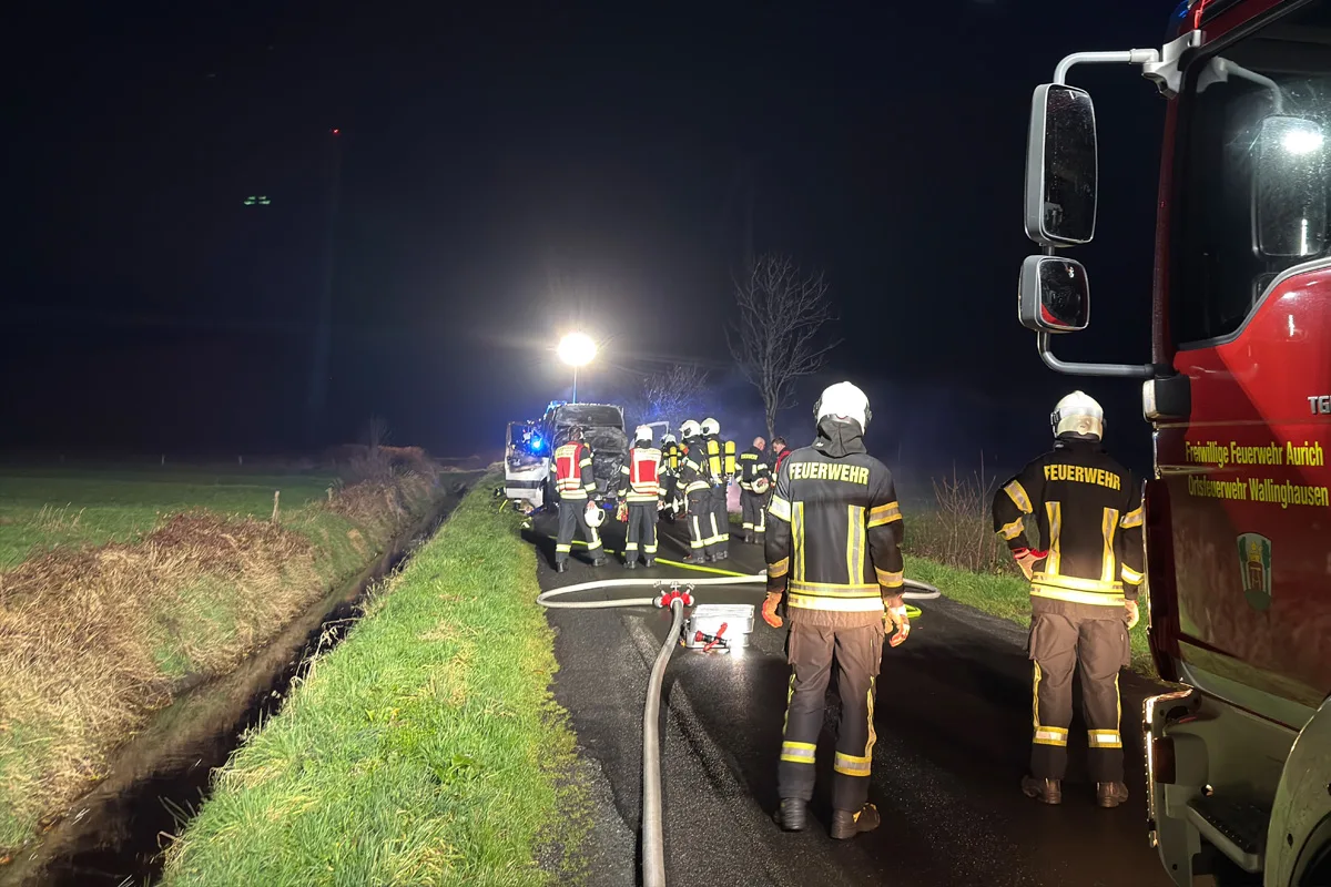 Aurich NI – Transporter bei nächtlichem Brand vollständig zerstört