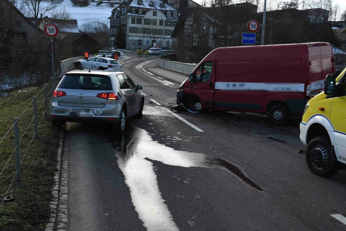 Oberbüren SG - Auto kollidiert mit 2 entgegenkommenden Fahrzeugen