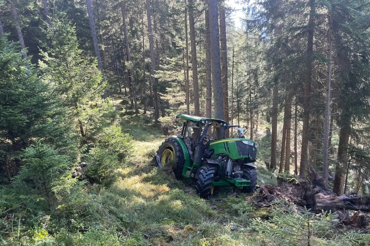 Brienz/Brinzauls GR – Traktor überschlägt sich bei Unfall 