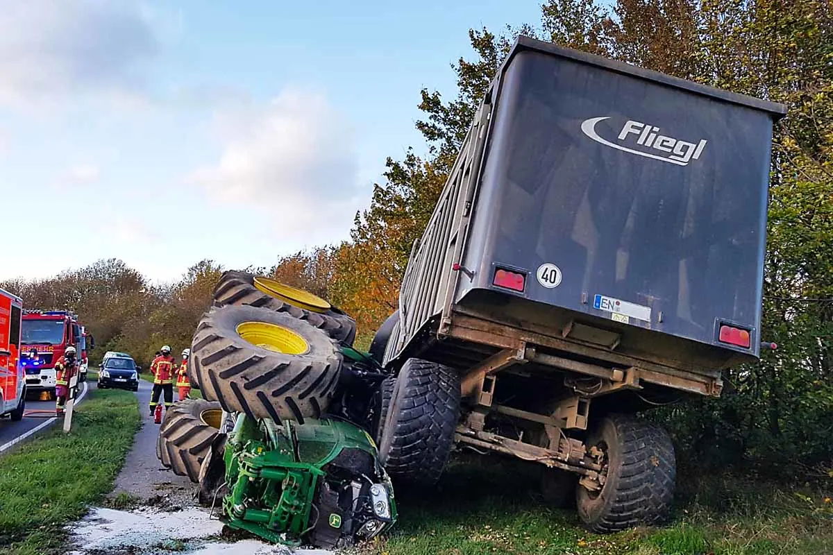Spektakulärer Unfall in Velbert - Schwerer Frontal-Crash von Pkw und Trecker