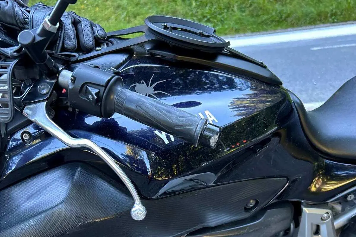 Schachen bei Reute AR - Zwei Motorradfahrer stürzen wegen Öl auf der Fahrbahn