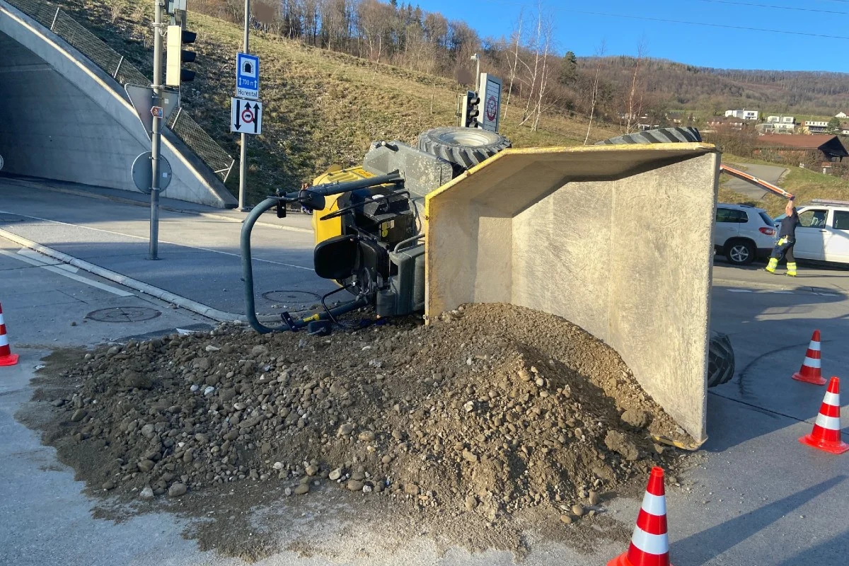 Küttigen AG - Der Lenker vom Kipper wurde vom Fahrzeug abgeworfen und verletzt!