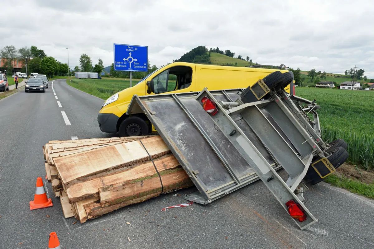 Ettiswil LU - Anhänger mit Holz kippt um