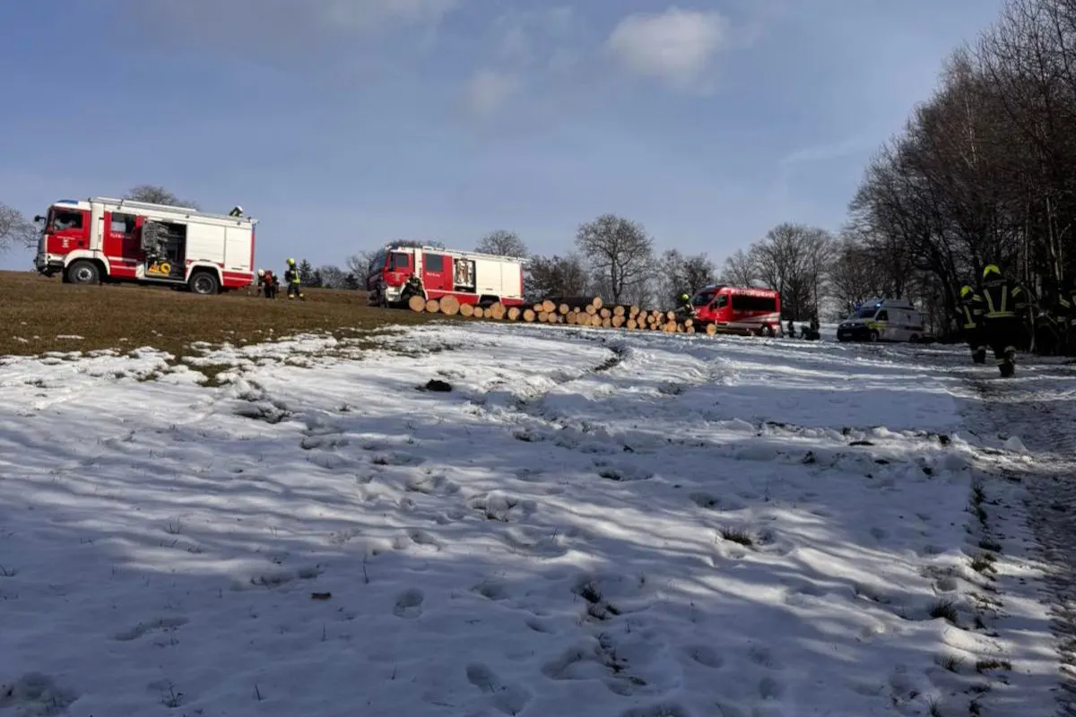 Schwerer Arbeitsunfall in Saxen – Mann unter Traktor eingeklemmt