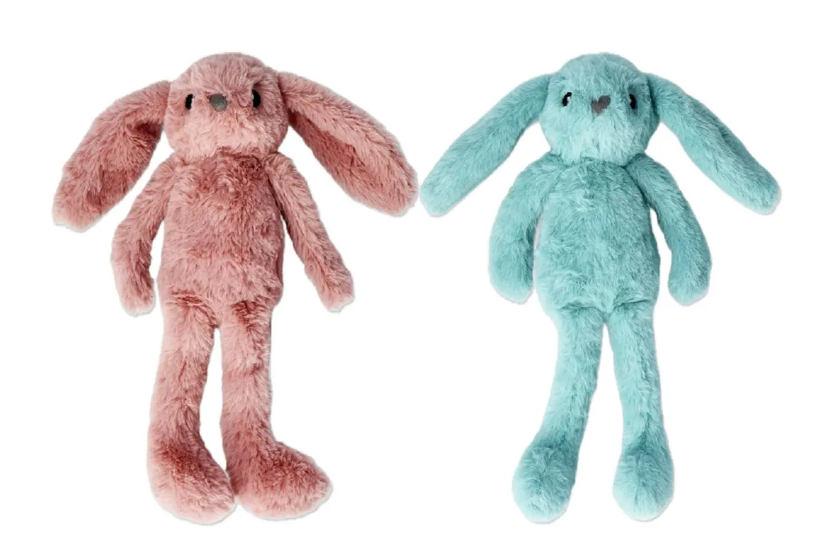 Das Bild zeigt zwei Plüschhasen. Ein Hase ist rosa, der andere ist blau. Sie sind nebeneinander auf weißem Hintergrund abgebildet.