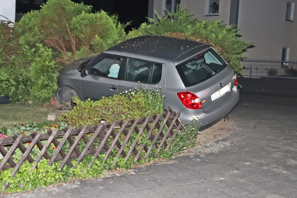 Langenfeld-Reusrath  - Junger Fahrer mit 1,2 Promille verunfallt wegen einem plötzlichen Richtungswechsel