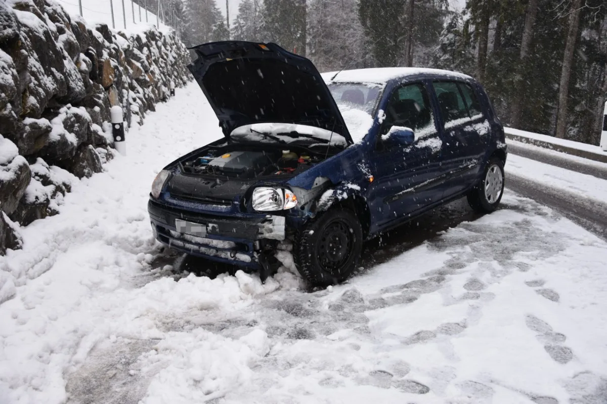 Mühlrüti SG - 20-Jährige baut auf schneebedeckter Strasse Unfall