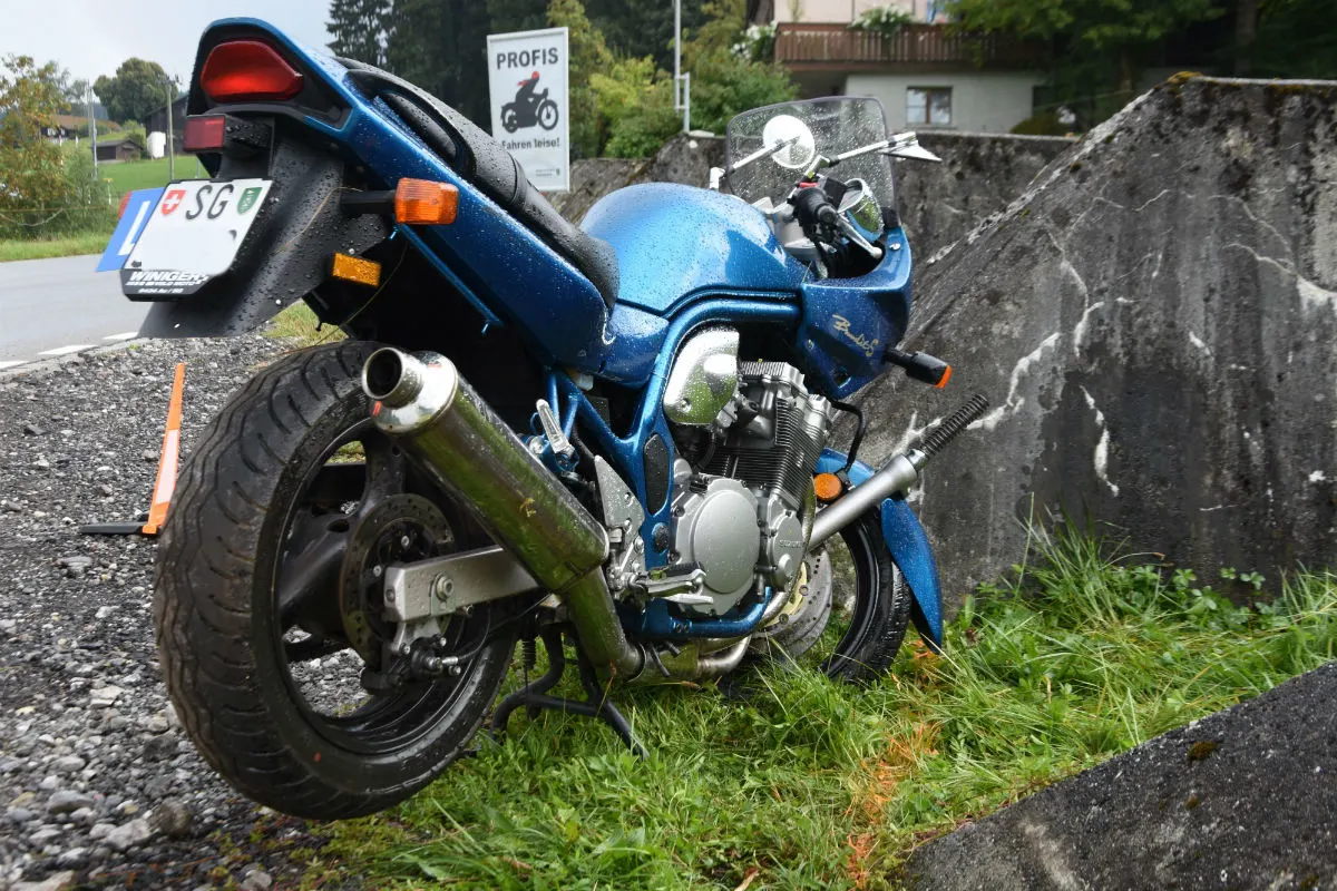 Altstätten SG - Motorrad prallt in Panzersperre 