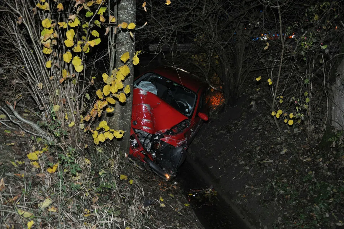 Härkingen SO - Auto fährt in Bach und prallt in Baum