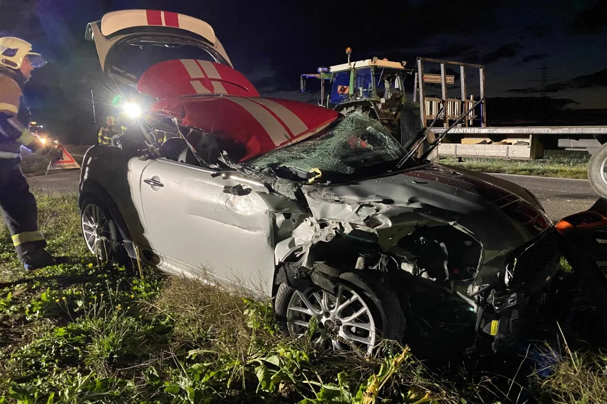 Spektakulärer Unfall in Tegerfelden AG - Lenkerin im Mini verursacht mit gewagtem Überholmanöver heftigen Crash