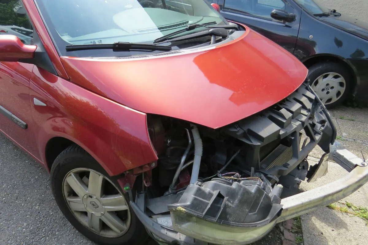 Seon AG - Zug streift Auto