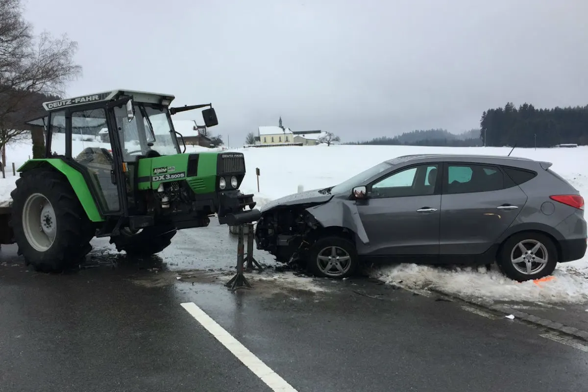 Waldkirch SG - Bei Kollision mit Traktor verletzt