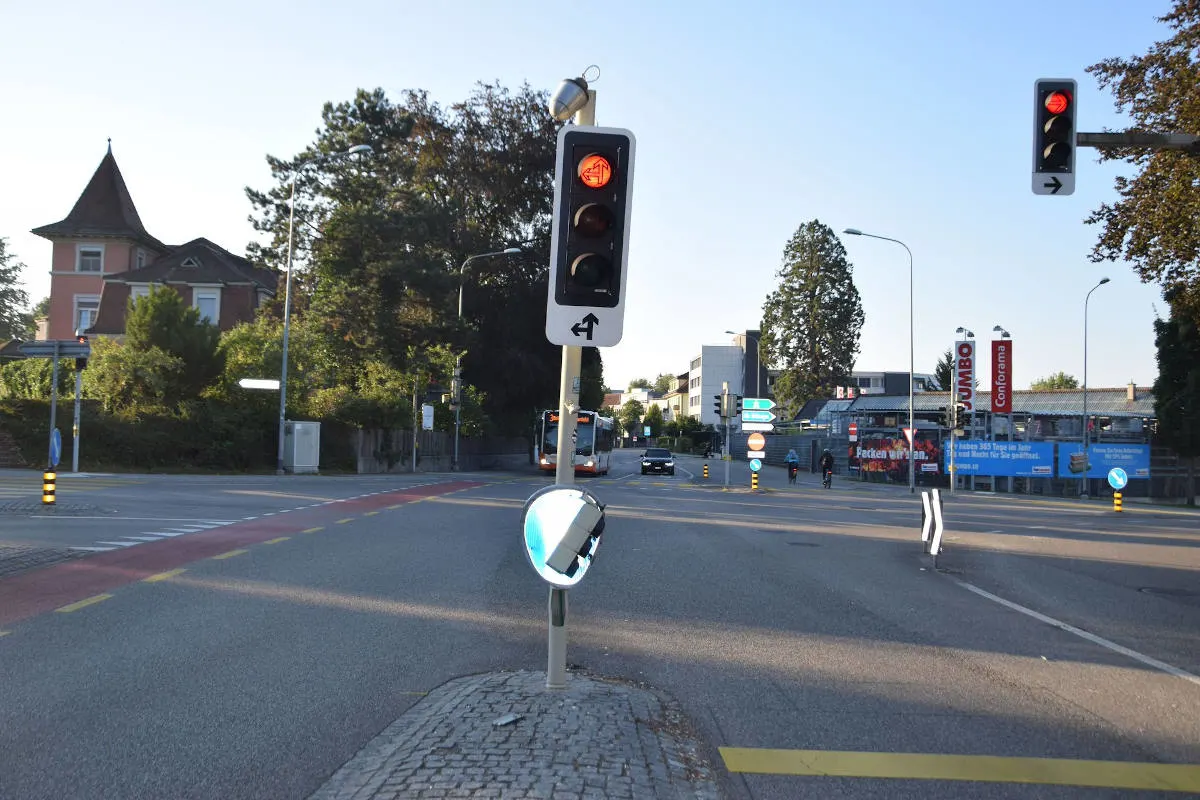 Zeugenaufruf Stadt Solothurn – Lichtsignalmast und Verkehrsschild umgefahren