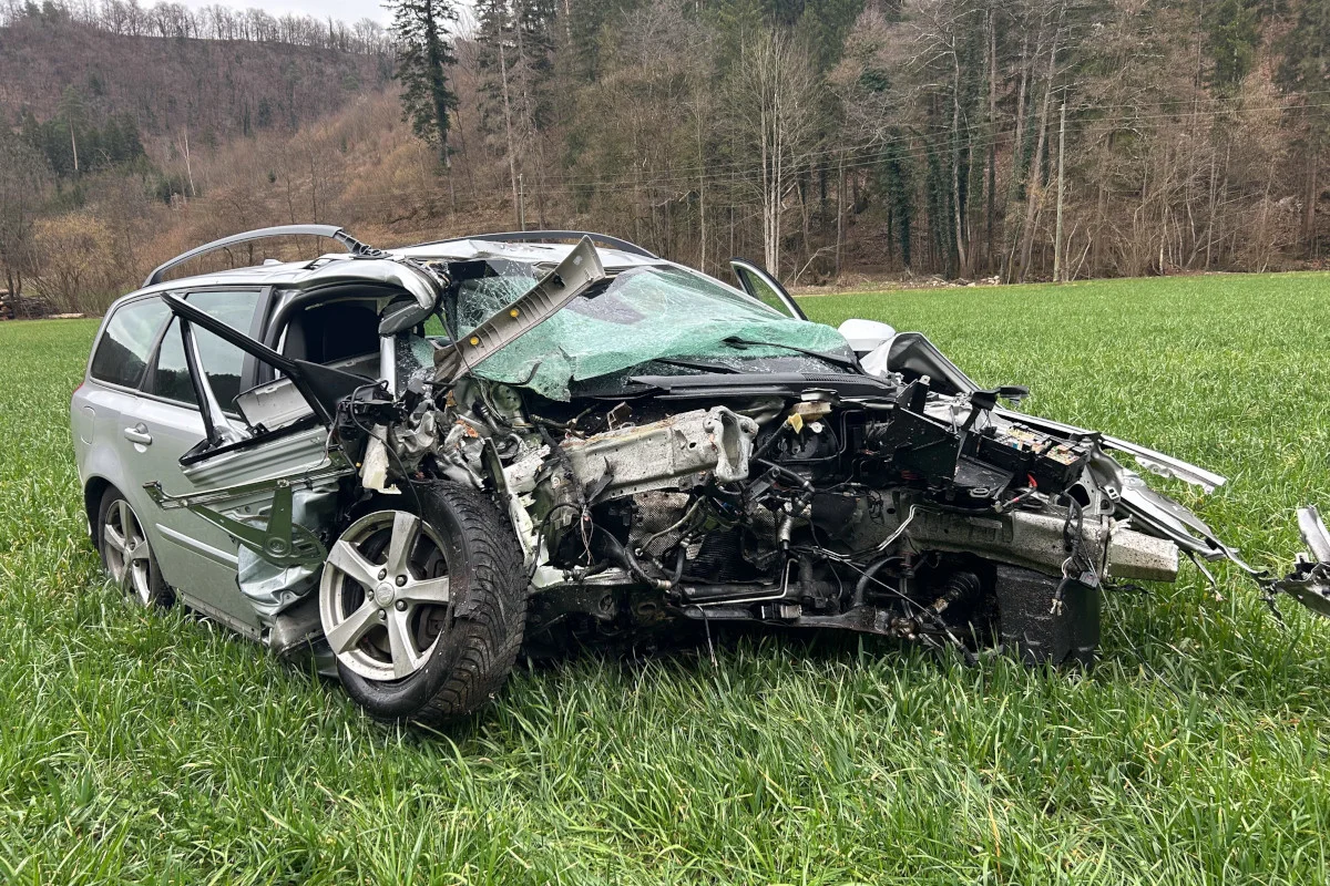  Unfall in Wittnau AG – Mit Auto in Baum gekracht