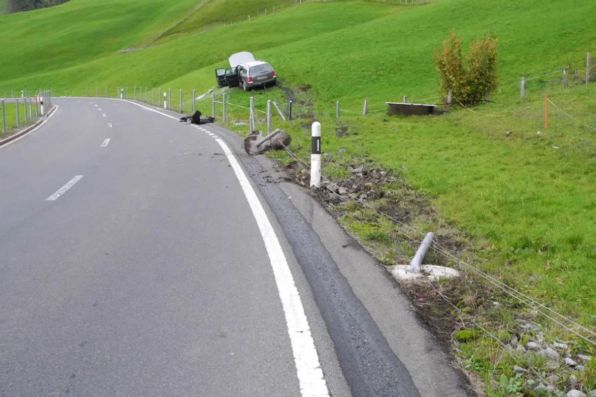 Vorderthal SZ - Junglenker baut Selbstunfall - Zeugenaufruf