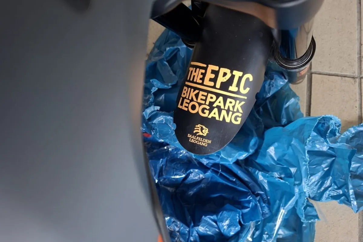 Nahaufnahme eines Fahrradschutzblechs; darauf steht 'The Epic Bikepark Leogang'.