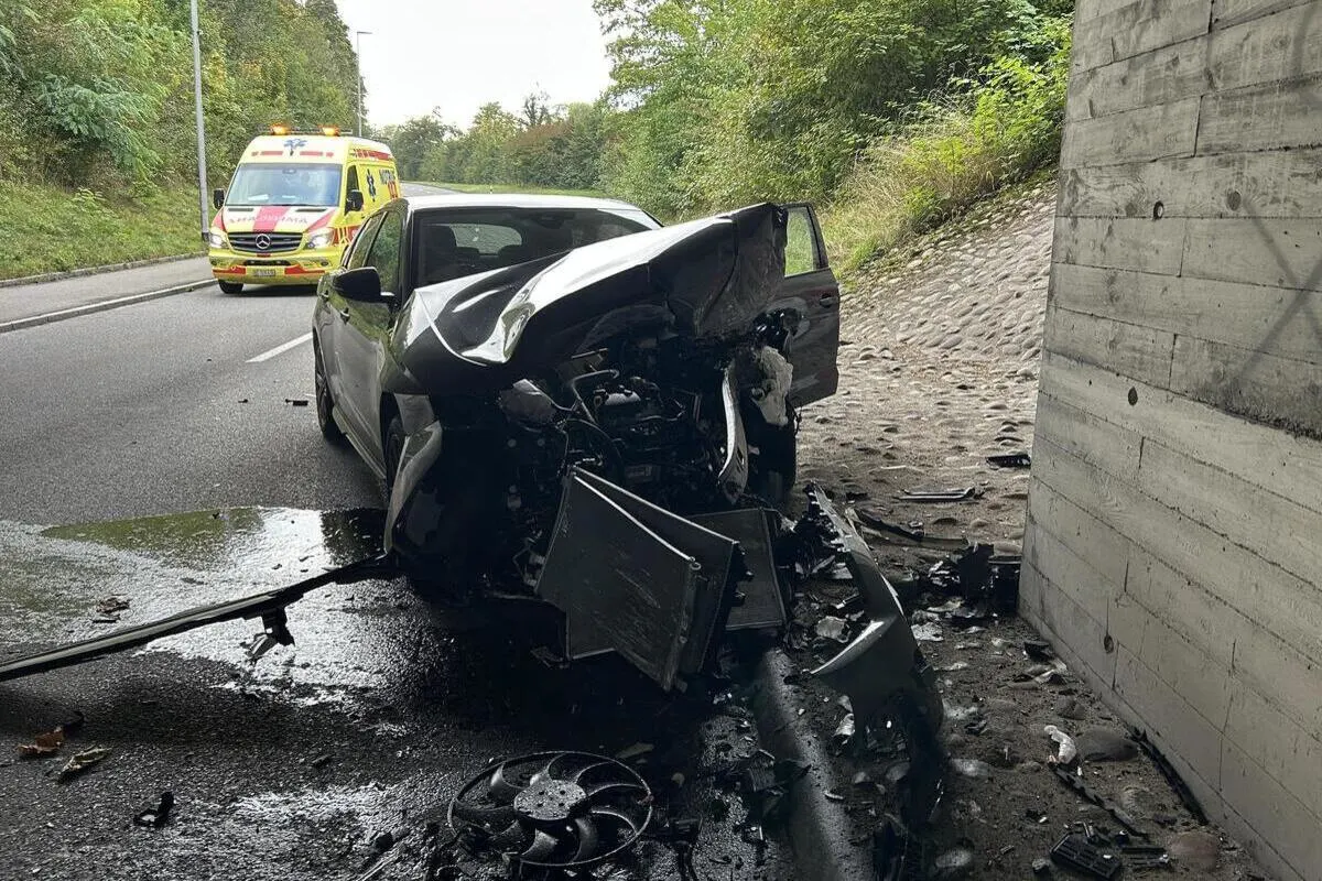 Buchs AG - Heftig gegen eine Betonwand geprallt