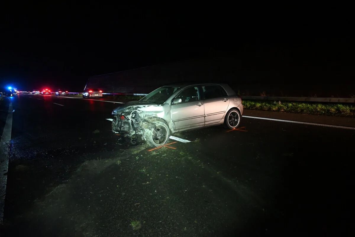 A1 Henau SG – Polizei sucht dunklen Mercedesbus nach Unfall