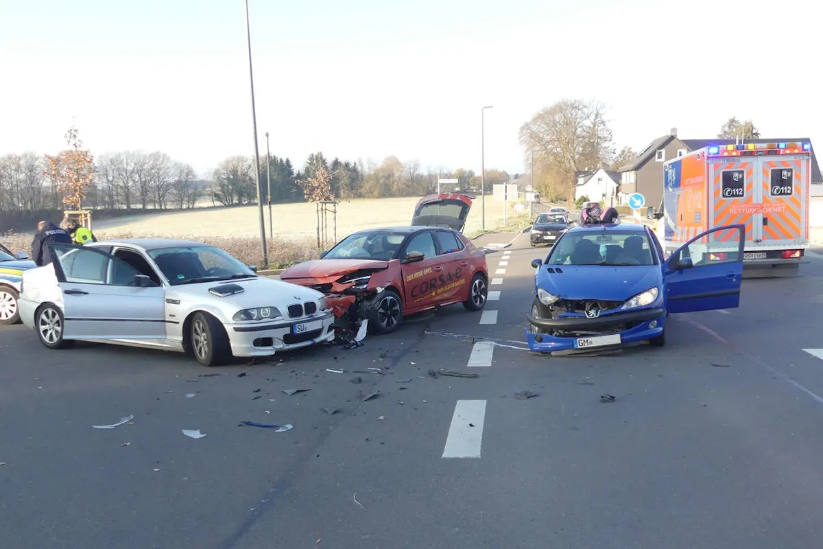 Waldbröl – Zwei Verletzte und drei kaputte Autos nach Unfall