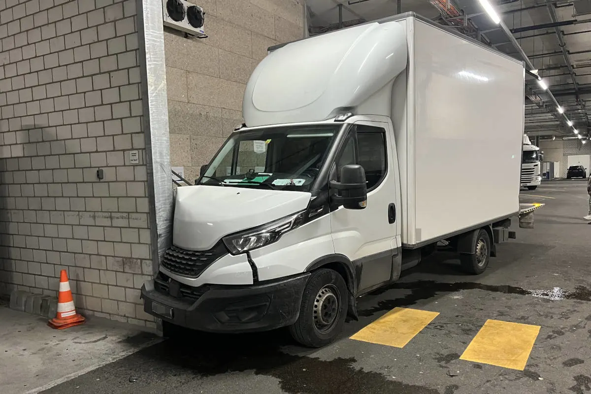 Stadt St. Gallen – Lieferwagen fährt in Wand